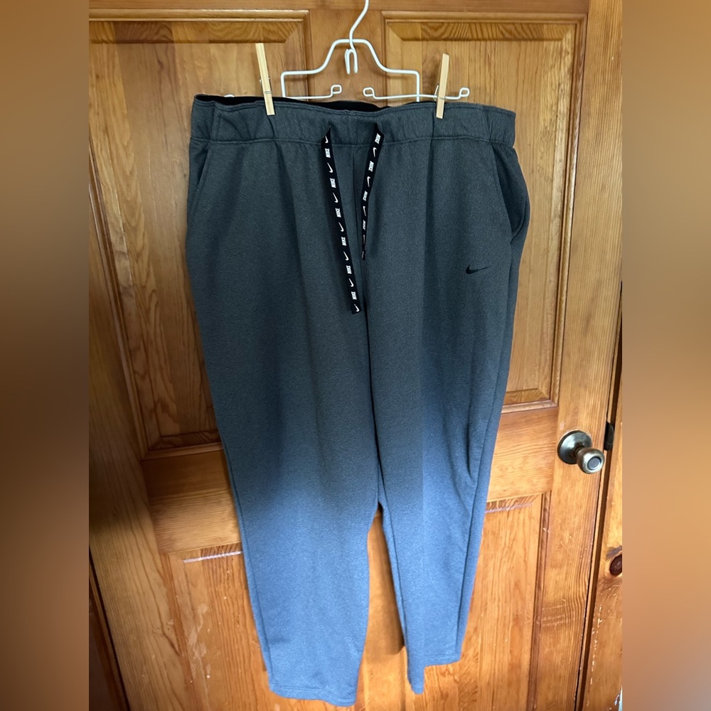 Women’s NIKE therma fleece joggers. EUC. Charcoal gray. Size XXL